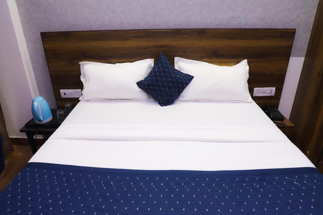 Surya International Bed & Breakfast Yeni Delhi Dış mekan fotoğraf